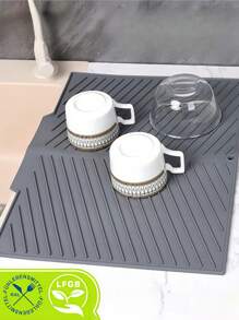 وسادة ترشيح متعددة الأغراض من السيليكون المطاطي، منحدرة لتصريف الصرف، مناسبة لأحواض الاستحمام وطبق تجفيف الأواني والأطباق، وسادة مضادة للانزلاق للطاولة وأواني الطبخ، تحافظ على نظافة وترتيب المطبخ. يمكن استخدامها أيضًا كوسادة طبق الشواء، وأواني الطبخ، والأكواب وغيرها.