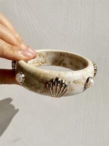 1 pieza Nuevo brazalete de resina geométrica con teñido anudado en beige, asimétrico con concha y perla, joyería llamativa y gruesa, adecuado para fiestas, vacaciones y uso diario