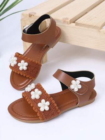 1 paar comfortabele en schattige platte sandalen voor meisjes, zachte antislipzool, open teen strandsandalen voor op reis in de zomer, casual schoenen met parelbloem voor kinderen en meisjes