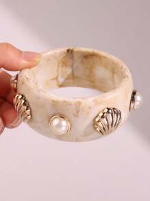 1 pieza Nuevo brazalete de resina geométrica con teñido anudado en beige, asimétrico con concha y perla, joyería llamativa y gruesa, adecuado para fiestas, vacaciones y uso diario