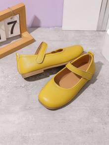 1 双女童黄色 PU 钩环可调节平底鞋，圆头 TPR 防滑轻便舒适休闲平底鞋，适合 5-14 岁小学生/中学生，适合上学、盛装打扮、户外日常穿着，四季皆宜 - 黃色 - 查看 3