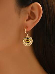 1 pereche de cercei cu șuruburi în formă de albină geometrică, design minimalist, elegant și șic