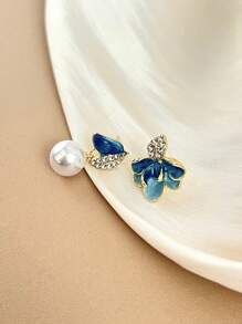 1 par de aretes con piedras de imitación de perla y pétalos asimétricos de moda minimalista, livianos y elegantes, ideales para uso diario y eventos de mujeres