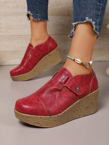 女士红色时尚舒适坡跟一脚蹬鞋，纯色复古 PU 皮革，钩环坡跟浅口鞋，适合节日、婚礼、派对、办公室和日常穿着，春夏秋 - 紅色 - 查看 5