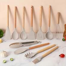 12 pièces Ensemble d'ustensiles de cuisine en silicone avec manches en bois et boîte de rangement, kit d'outils de cuisine antiadhésifs, comprenant une spatule, une cuillère à égoutter, une louche, un pinceau, des pinces, un fouet