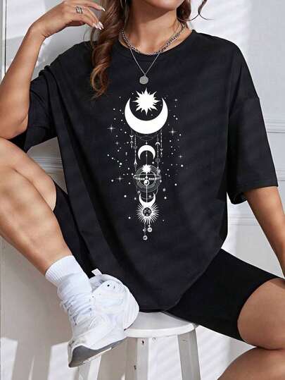 Camiseta gráfica con estampado de sol y luna y hombros caídos para mujeres