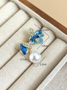 1 par de aretes con piedras de imitación de perla y pétalos asimétricos de moda minimalista, livianos y elegantes, ideales para uso diario y eventos de mujeres