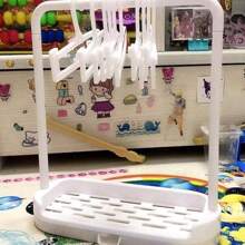 Adatto per appendini per bambole in tessuto , appendini per bambole da 20 cm, appendini per bambole di celebrità BJD, aste di supporto per abiti da 15 cm, rastrelliere per conservazione di abiti e scarpe per bambole da 20 cm, e rastrelliere per esposizione