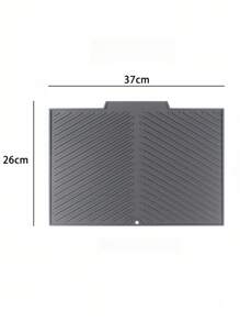 وسادة ترشيح متعددة الأغراض من السيليكون المطاطي، منحدرة لتصريف الصرف، مناسبة لأحواض الاستحمام وطبق تجفيف الأواني والأطباق، وسادة مضادة للانزلاق للطاولة وأواني الطبخ، تحافظ على نظافة وترتيب المطبخ. يمكن استخدامها أيضًا كوسادة طبق الشواء، وأواني الطبخ، والأكواب وغيرها.