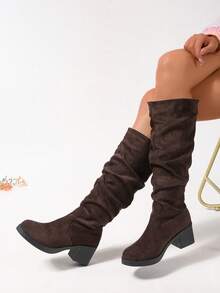 女士时尚咖啡棕色靴子，粗跟，圆头，褶裥设计，中筒靴，适合春、秋、冬季穿着。