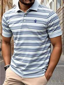 Playera Polo Rayada Azul Marino y Celeste Con Bolsillo– Estilo Clásico y Versátil para el Hombre Moderno, Mayor Comodidad, Para Todo Tipo De Ocasion y Conbinacion Con Tu Gurdaropa Que Nunca Debe De Faltar - Gris - Ver 1