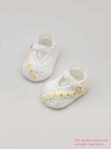 1 Pair Infant Girl Crochet Mary Jane Shoes With Daisy Flower Design, White With Yellow Accents