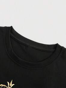Manfinity LEGND Plus Size Men's Black Casual Short Sleeve T-Shirt With Prominent Gold "KING" And Crown Print Design, The Gold Adds A Sense Of Authority And Nobility To The Modern And Exquisite Aesthetics, Giving A Touch Of Royal Elegance, Making It A Ideal Gift For Boyfriends, Husbands, Elders, And Couple - 黑色 - 查看 4