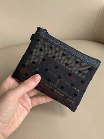 1 st. mini hjärtformad nätsminkväska, bärbar flockad mångsidig genomskinlig läppstiftspåse, rumsinredning, väskor, sminkväska, arrangör, förvaring, sminkväskor, necessär, skrivbordsarrangör, kosmetikväska, sminkpåse, sminkorganisatör, sminkpåsar, sminkväskor, sminkväska, sminkorganisatör, sminkpåse, väska, sminkpåse, sminkväskor, liten sminkväska, kosmetikväska, julklappar, påse, kuvertväska / liten handväska, sminkorganisatör, påse, borsthållare, minipåse, påse med stor kapacitet, presenter till kvinnor, julklappar, presentidéer för kvinnor