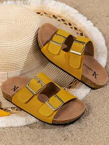 一双畅销的儿童/女童人字拖，黄色绒面革鞋面搭配两条金属绑带，软木鞋底。整体风格简约时尚。2025年夏季新款为博肯式沙滩凉鞋，适合3至12岁女童在沙滩玩耍、户外休闲等场合穿着，兼具舒适与美观。