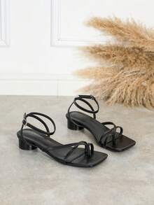 女士时尚多带露趾低跟凉鞋，舒适百搭防滑镂空扣平底罗马风格拖鞋