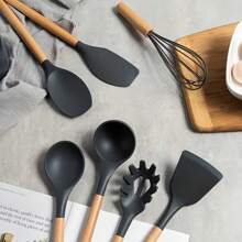 12 pièces Ensemble d'ustensiles de cuisine en silicone avec manches en bois et boîte de rangement, kit d'outils de cuisine antiadhésifs, comprenant une spatule, une cuillère à égoutter, une louche, un pinceau, des pinces, un fouet