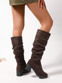 女士时尚咖啡棕色靴子，粗跟，圆头，褶裥设计，中筒靴，适合春、秋、冬季穿着。