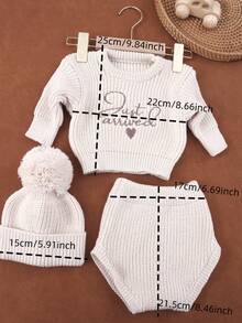 新生儿刺绣针织连体衣及毛球帽套装，摄影道具及洗礼服