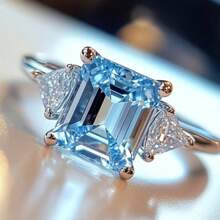 Un inel de logodnă luxos și elegant pentru femei, cu un design superb placat cu argint și un halo, încrustat cu zirconiu cubic sintetic strălucitor, tăiat prințesă, perfect pentru nunți și evenimente formale, un cadou ideal de Ziua Îndrăgostiților.