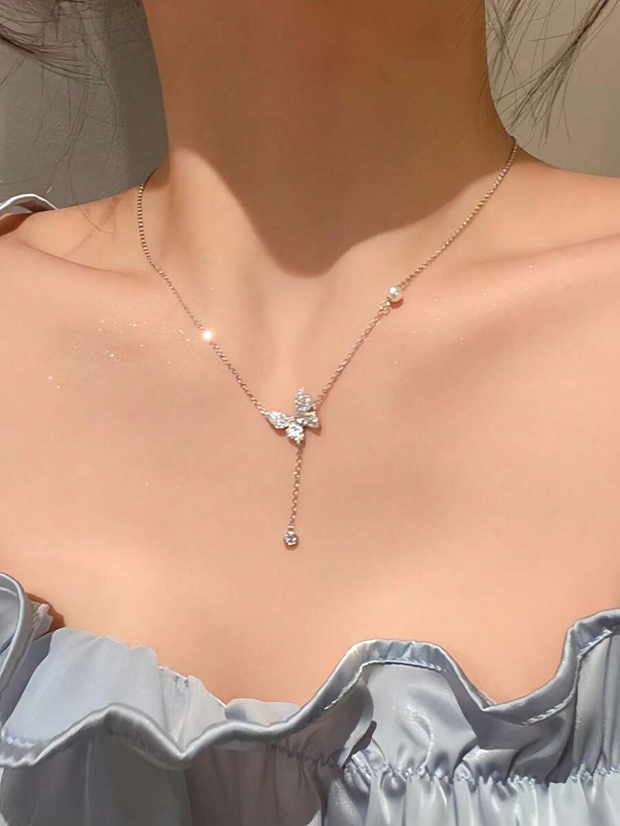 1pc Exquisite Butterfly Pendant Dainty Necklace, Minimalist Design Clavicle Chain - Silver - View 1