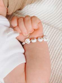 1 chiếc vòng tay ngọc trai giả khắc tên theo yêu cầu/Vòng tay unisex/Quà tặng tắm em bé/Vòng tay bạn bè/Vòng tay khắc tên/Vòng tay hoa cúc/Vòng tay tuổi teen/Phụ kiện mùa xuân/hè quyến rũ/Vòng tay khắc tên theo yêu cầu cho nữ/Quà tặng sinh nhật màu sắc rực rỡ/Quà tặng tựu trường/Vòng tay cá nhân hóa phù hợp cho thanh thiếu niên, Phụ kiện dự tiệc - trắng - Xem 4
