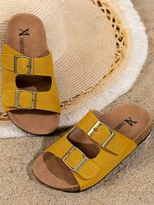一双畅销的儿童/女童人字拖，黄色绒面革鞋面搭配两条金属绑带，软木鞋底。整体风格简约时尚。2025年夏季新款为博肯式沙滩凉鞋，适合3至12岁女童在沙滩玩耍、户外休闲等场合穿着，兼具舒适与美观。