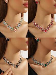 قلادة نسائية أنيقة بتصميم هندسي بيضاوي باللون الأحمر والأخضر والأبيض مزينة بالأزهار والكريستال، زوج من أقراط هندسية بيضاوية متناسقة باللون الأحمر والأخضر والأبيض مزينة بالأزهار والكريستال، طقم مكون من قطعتين مناسب للسهرات والاستخدام اليومي