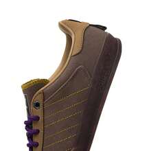 Adidas Originals Zapatillas de deporte de caña baja GAZELLE INDOOR, zapatos cómodos y casuales para ir y venir, clásicos tenis de exterior para deportes y ocio con cordones JQ8725 - Capa de roca tierra profunda marrón/amarillo oscuro/amarillo resina - Ver 7