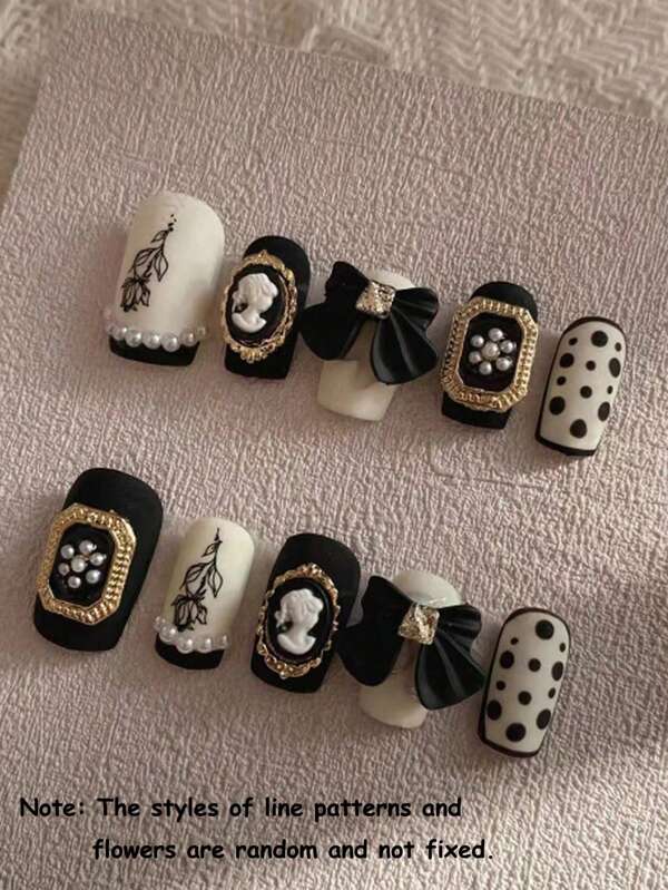 10 pièces Faux Ongles Noirs 3D Ange nœud papillon Rose à Pois, Ongles Carrés Courts Faux, Faux Ongles Pleine Couverture Avec Colle Gélifiée Et Lime À Ongles, Fournitures D'art Ongulaire DIY Pour Fête/Port Quotidien. Les Styles De Motifs Linéaires Et De Fleurs Sont Aléatoires Et Non Fixes.