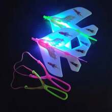 1 pieza/5 piezas/10 piezas Avión de espada voladora luminoso - Set de mercado nocturno de hadas voladoras con resortera - Juguete volador para exteriores - Regalo de cumpleaños - Regalo de Navidad - Regalo de Halloween - Regalo perfecto - Juego de regalo