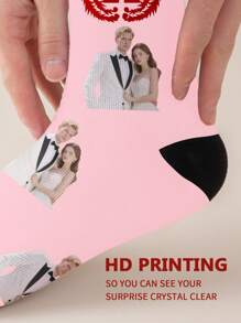 1 par de calcetines medianos personalizados con fotos de mujeres. Pueden colocarse en los calcetines cualquier rostro personalizado. Calcetines personalizados con fotos, divertidos y creativos con diseños de dibujos animados, ideales como regalo para San Valentín, cumpleaños u otras ocasiones. Cómodos y transpirables, mejoran el ambiente familiar, con estilo moderno y apropiados tanto para hombres como para mujeres.