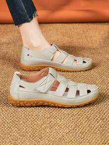 Salkin Giày sandal nữ mùa hè cổ điển thời trang, màu trơn, mũi hở đơn giản, mang lại cảm giác thoải mái khi đi ngoài trời, giày sandal đế bằng với cảm giác cao cấp giá cả phải chăng, giày ba lê bằng da, kích thước nhỏ hơn một cỡ, gợi ý đặt hàng lớn hơn một cỡ, giày mùa hè trở lại trường, phong cách đại học, giày đi bộ ngoài trời chống trượt dành cho nữ, da mềm, phù hợp với quần jean, váy, quà tặng ngày lễ, phong cách kỳ nghỉ - Xám - Xem 7