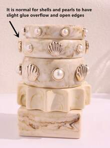 1 pieza Nuevo brazalete de resina geométrica con teñido anudado en beige, asimétrico con concha y perla, joyería llamativa y gruesa, adecuado para fiestas, vacaciones y uso diario