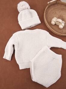 新生儿刺绣针织连体衣及毛球帽套装，摄影道具及洗礼服