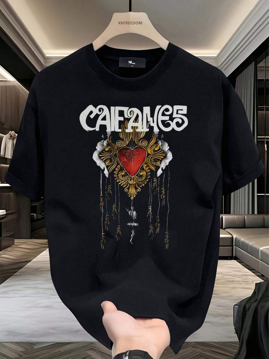 Camiseta de algodón negro con la palabra "CAIFANES" en blanco y un corazón rojo Cuello redondo informal, manga corta, estiramiento medio, patrón geométrico, tejido de punto, largo regular, ajuste holgado, con sin forro, para todas las estaciones, uso diario, tema deportivo - Negro - Ver 1