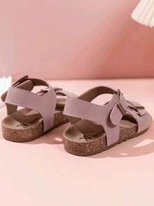 2025新款畅销女童凉鞋，采用哑光浅紫色鞋面和金属搭扣装饰，简约时尚。柔软的软木鞋底，穿着舒适。适合3-12岁女孩日常外出、玩耍及其他场合穿着。一款时尚休闲的女童凉鞋。 - 粉色 - 查看 3