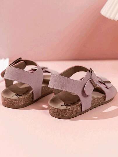 Mẫu sandal bé gái bán chạy nhất năm 2025, với phần trên màu tím nhạt mờ và điểm nhấn khóa kim loại, kiểu dáng tối giản và thời trang. Đế cork mềm mại mang lại cảm giác thoải mái. Thích hợp cho bé gái từ 3-12 tuổi đi chơi hàng ngày, vui chơi và các dịp khác. Một mẫu sandal bé gái sành điệu và giản dị.
