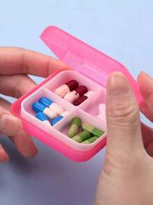 1 pièce de boîte à pilules avec motif de lettre de marguerite A-Z, mignonne et portable. Boîte à pilules de voyage extra grande, organisateur de pilules 4 fois par jour, organisateur de médicaments quotidiens surdimensionné pour les vitamines, grand contenant à pilules, distributeur de médicaments (rose) - Parfait pour organiser les médicaments en déplacement, convient pour les vacances, les voyages d'affaires, rappeler aux membres de la famille de prendre leurs médicaments à l'heure.