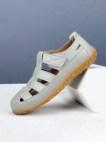 Salkin Giày sandal nữ mùa hè cổ điển thời trang, màu trơn, mũi hở đơn giản, mang lại cảm giác thoải mái khi đi ngoài trời, giày sandal đế bằng với cảm giác cao cấp giá cả phải chăng, giày ba lê bằng da, kích thước nhỏ hơn một cỡ, gợi ý đặt hàng lớn hơn một cỡ, giày mùa hè trở lại trường, phong cách đại học, giày đi bộ ngoài trời chống trượt dành cho nữ, da mềm, phù hợp với quần jean, váy, quà tặng ngày lễ, phong cách kỳ nghỉ - Xám - Xem 3