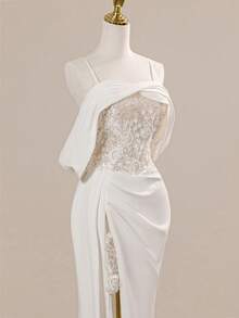 Vestidos de novia de estilo cola de sirena con hombros al descubierto, encaje y abertura lateral, con un toque de vintage y satén - Blanco - Ver 9