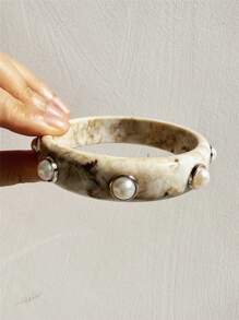 1 pieza Nuevo brazalete de resina geométrica con teñido anudado en beige, asimétrico con concha y perla, joyería llamativa y gruesa, adecuado para fiestas, vacaciones y uso diario