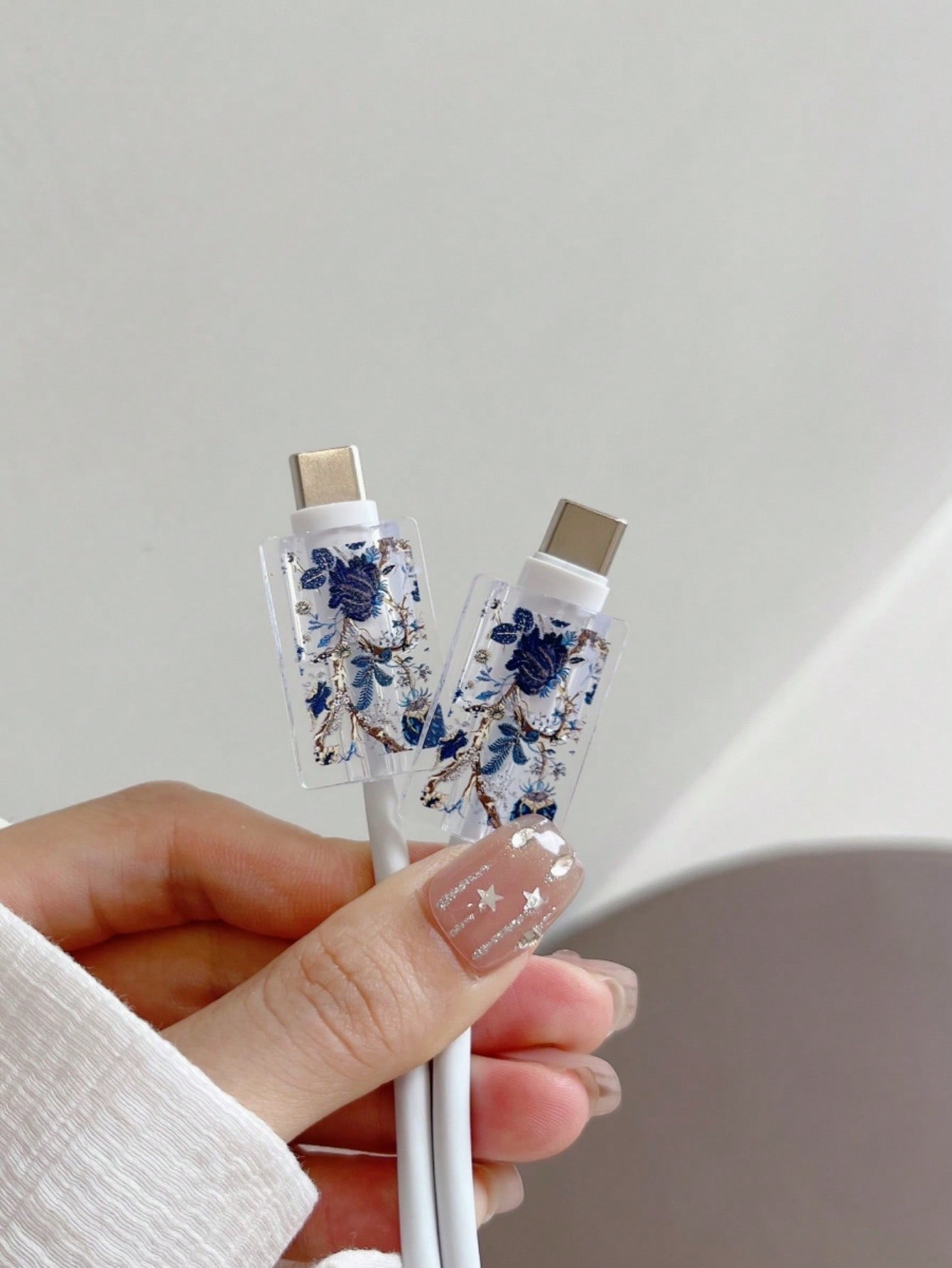 مجموعة 3 قطع حافظة واقية لكابل الشحن والجهاز بنقوش...