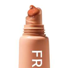 Bálsamo labial brillante Fresh Kiss de ColourPop - Cuidado labial hidratante enriquecido con péptidos, ácido hialurónico, manteca de karité y vitamina E para una fórmula ultra acolchada - Strawberry Milk (0,49 onzas)