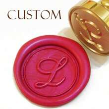 1 PEZZO PERSONALIZZATO Timbro per ceralacca da 2,5 cm con manico in legno per artigianato, buste, confezioni regalo, lauree, inviti di matrimonio, multifunzionale, ornamentale, riutilizzabile, raffinato, elegante, di alta qualità, colorato, moderno, personalizzato, unico, regalo ideale per lui, regalo ideale per lei, fidanzato, papà, fidanzata, mamma, famiglia, amici, sala da tè, casa, giardino, ufficio, per anniversari, per San Valentino, per la Festa della Mamma, per compleanni, per la Festa del Papà, per lauree, per matrimoni, per il riscaldamento della casa, per scrapbooking e forniture per timbri