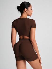 TCVC 女士无缝针织弹力圆领短袖上衣和高腰收腹骑行短裤运动瑜伽套装 - 咖啡棕 - 查看 2