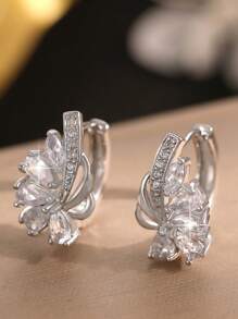 1 paire de boucles d'oreilles créoles avec fleur blanche en zirconium cubique pour femmes et filles, à porter au quotidien, pour fête, mariage ou en cadeau