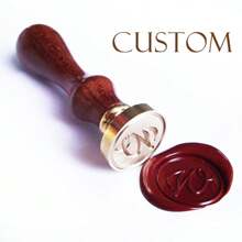 1 PEZZO PERSONALIZZATO Timbro per ceralacca da 2,5 cm con manico in legno per artigianato, buste, confezioni regalo, lauree, inviti di matrimonio, multifunzionale, ornamentale, riutilizzabile, raffinato, elegante, di alta qualità, colorato, moderno, personalizzato, unico, regalo ideale per lui, regalo ideale per lei, fidanzato, papà, fidanzata, mamma, famiglia, amici, sala da tè, casa, giardino, ufficio, per anniversari, per San Valentino, per la Festa della Mamma, per compleanni, per la Festa del Papà, per lauree, per matrimoni, per il riscaldamento della casa, per scrapbooking e forniture per timbri