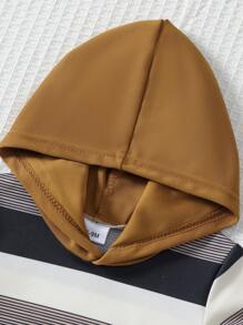 2 pezzi/set Neonato Pagliaccetto con cappuccio a righe nere, bianche e grigie stampato con orso + pantaloncini marroni