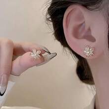 Elegant Rose Gold Cubic Zirconia Flower Earrings - Vintage Style, Stainless Steel Stud Earrings, Perfect For Daily Wear Or As A Gift For Women And Sisters, Quirky Earrings